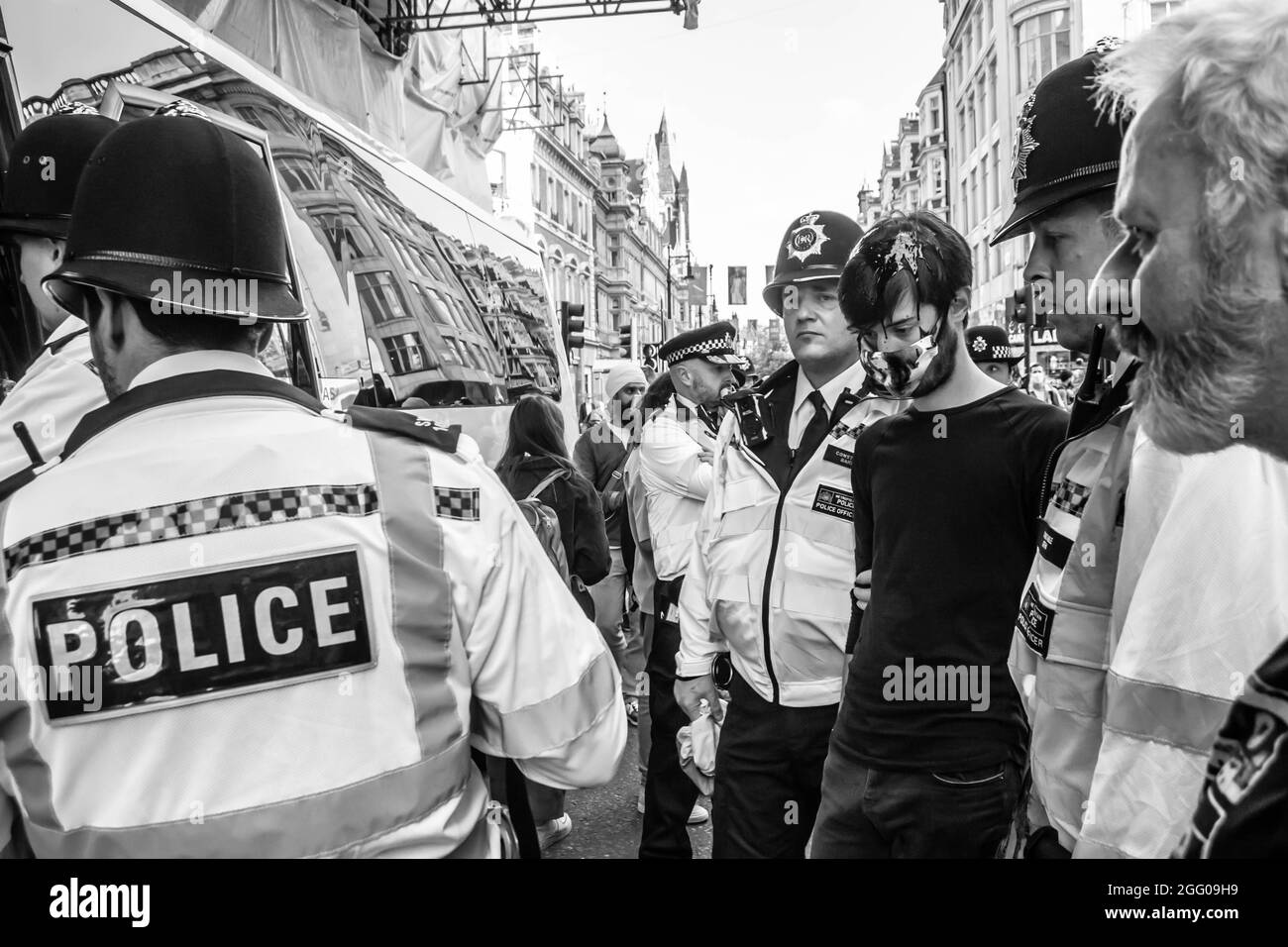 LONDRES, ANGLETERRE- 24 août 2021 : arrestation du protestant de la rébellion de l'extinction après avoir protesté contre la mode des combustibles fossiles en dehors de Selfridges Banque D'Images
