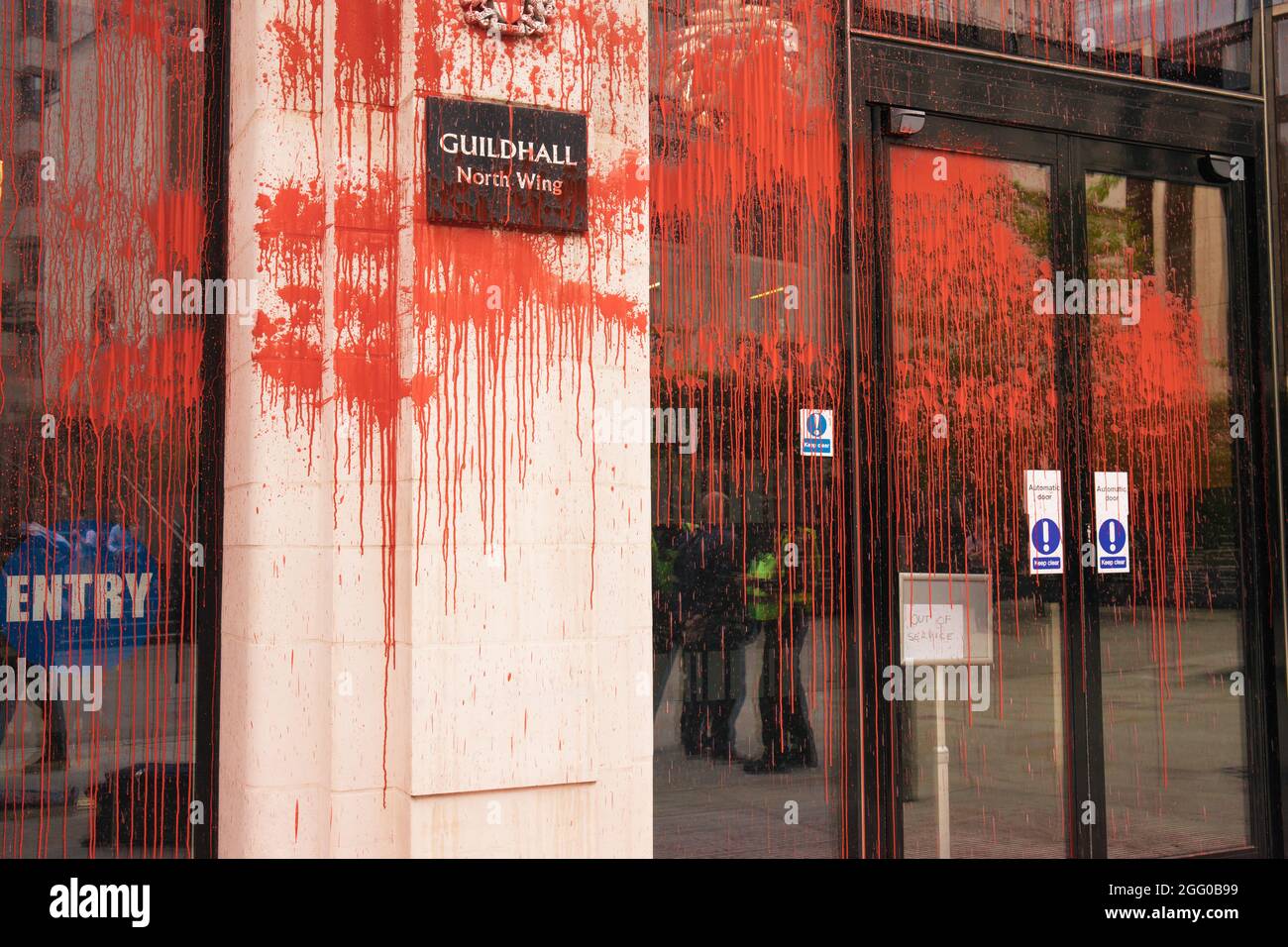 Londres, Angleterre, Royaume-Uni 27 août 2021 le cinquième jour des manifestations de la rébellion d'extinction à Londres, des activistes couvrent le Guildhall dans le sang factice dans le cadre d'une protestation contre la corruption économique et son rôle dans le changement climatique et l'oppression Banque D'Images