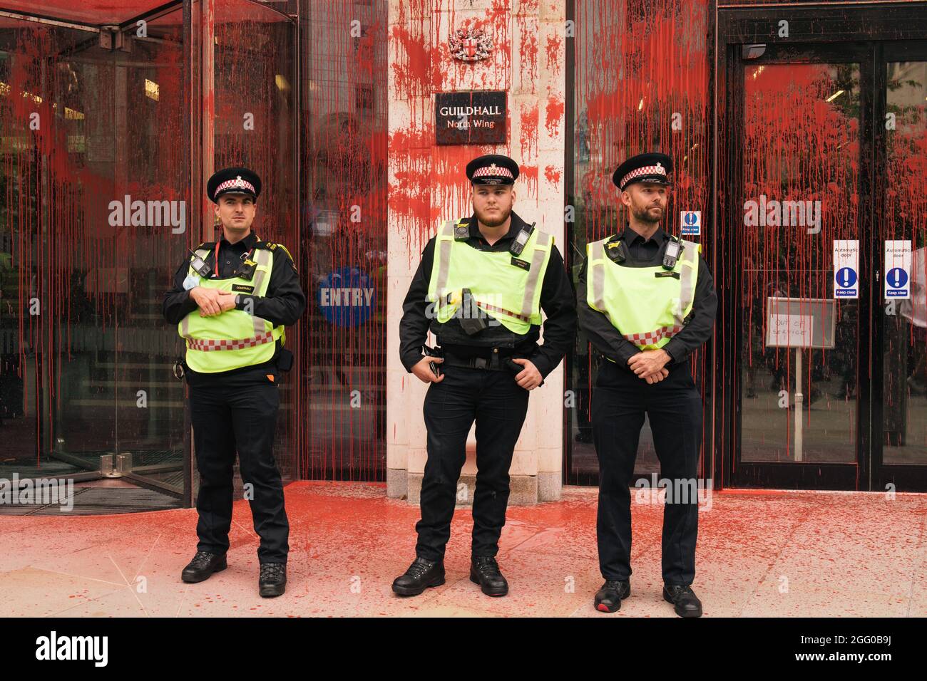 Londres, Angleterre, Royaume-Uni 27 août 2021 le cinquième jour des manifestations de la rébellion d'extinction à Londres, des activistes couvrent le Guildhall dans le sang factice dans le cadre d'une protestation contre la corruption économique et son rôle dans le changement climatique et l'oppression Banque D'Images