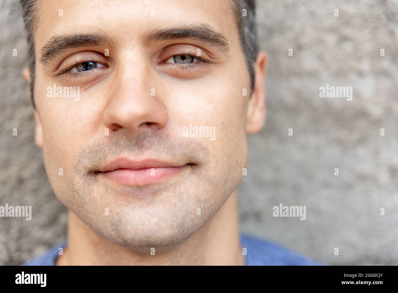 Portrait en gros plan de l'homme latin avec hétérochromie Banque D'Images