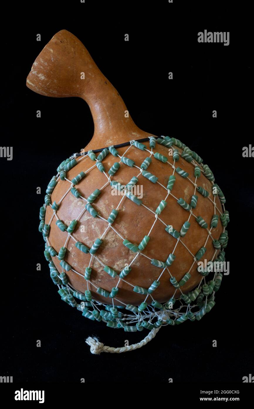 Instrument de percussion musicale africaine, Gourd avec perles. Niamey, Niger. Banque D'Images