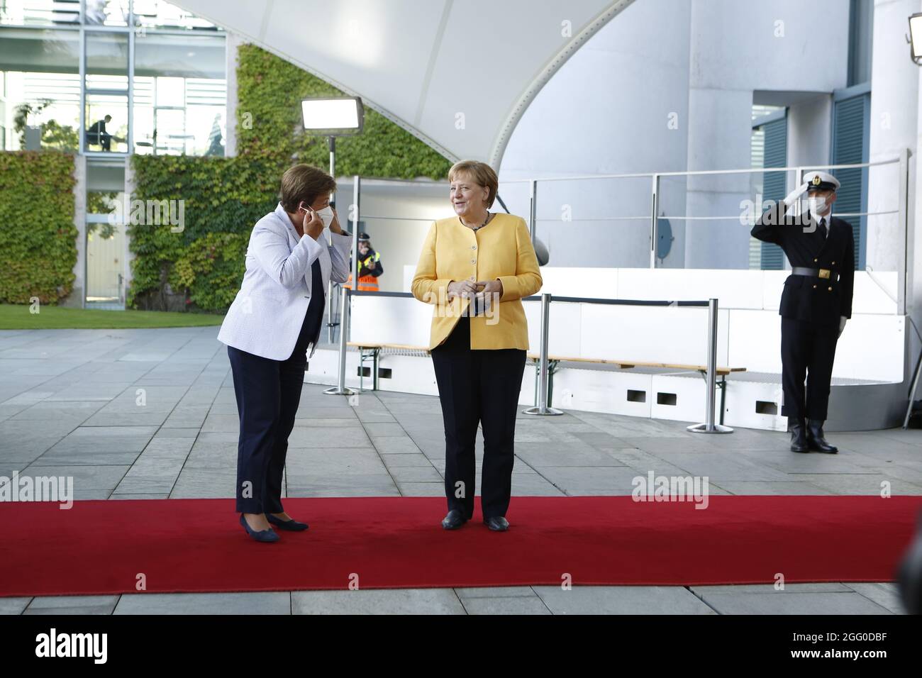 Berlin, Allemagne. 27 août 2021. Berlin: La chancelière Angela Merkel reçoit le chef de l'Etat Kristalina Iwaniowa Georgiewa, IWF, peu avant la conférence sur le "G20 Compact with Africa (CWA)" dans la cour de la Chancellerie fédérale. (Photo de Simone Kuhlmey/Pacific Press) crédit: Pacific Press Media production Corp./Alay Live News Banque D'Images