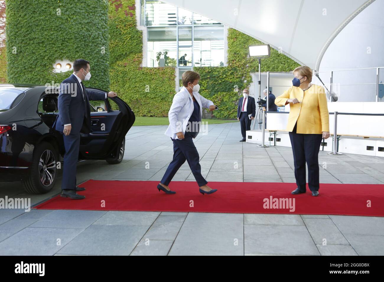 Berlin, Allemagne. 27 août 2021. Berlin: La chancelière Angela Merkel reçoit le chef de l'Etat Kristalina Iwaniowa Georgiewa, IWF, peu avant la conférence sur le "G20 Compact with Africa (CWA)" dans la cour de la Chancellerie fédérale. (Photo de Simone Kuhlmey/Pacific Press) crédit: Pacific Press Media production Corp./Alay Live News Banque D'Images