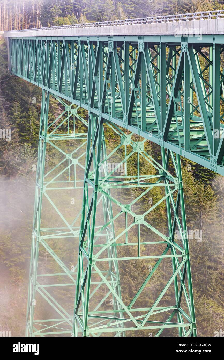 Pont Thomas Creek, Oregon, États-Unis. Le pont Thomas Creek sur la côte de l'Oregon. Banque D'Images