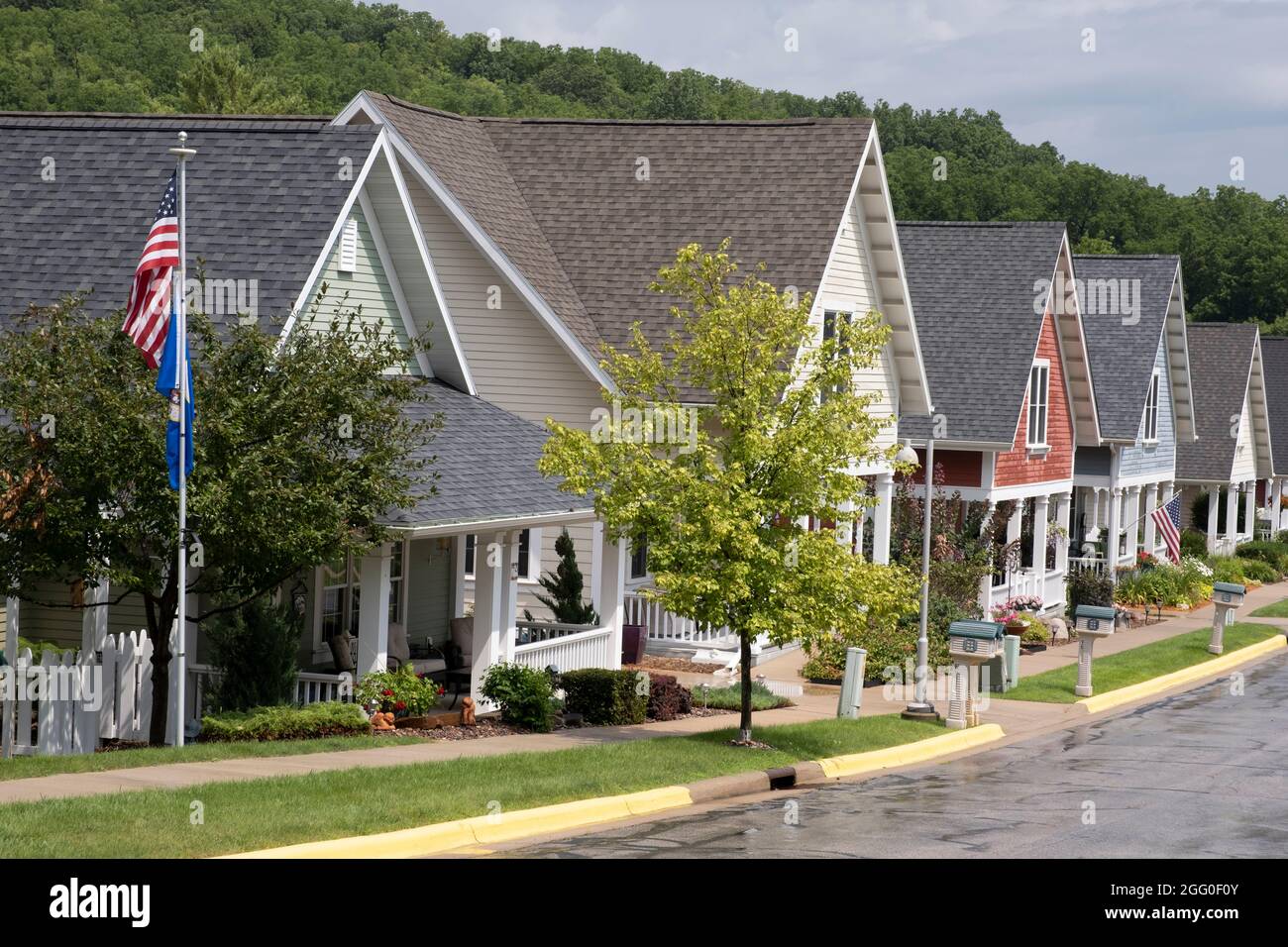 Winona, Minnesota. Village universitaire, maisons privées pour personnes âgées de plus de 55 ans. Les toits abrupts accélèrent le déneigement d'hiver. Banque D'Images