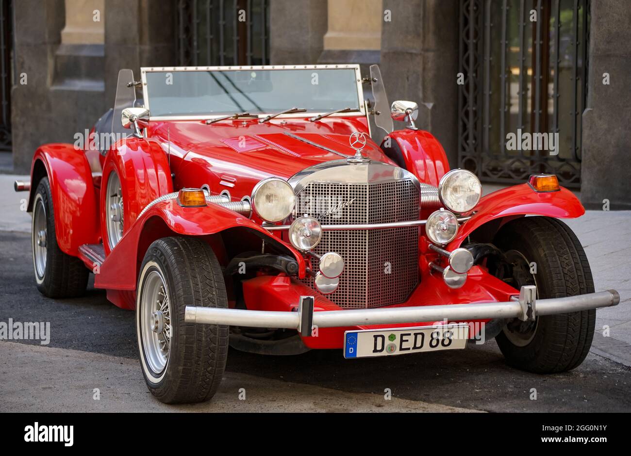 Bucarest, Roumanie - 19 août 2021 : une voiture rouge Excalibur des années 1970 SS est garée devant le Marmorosch Bucarest, Autograph Collection Hotels de Ma Banque D'Images