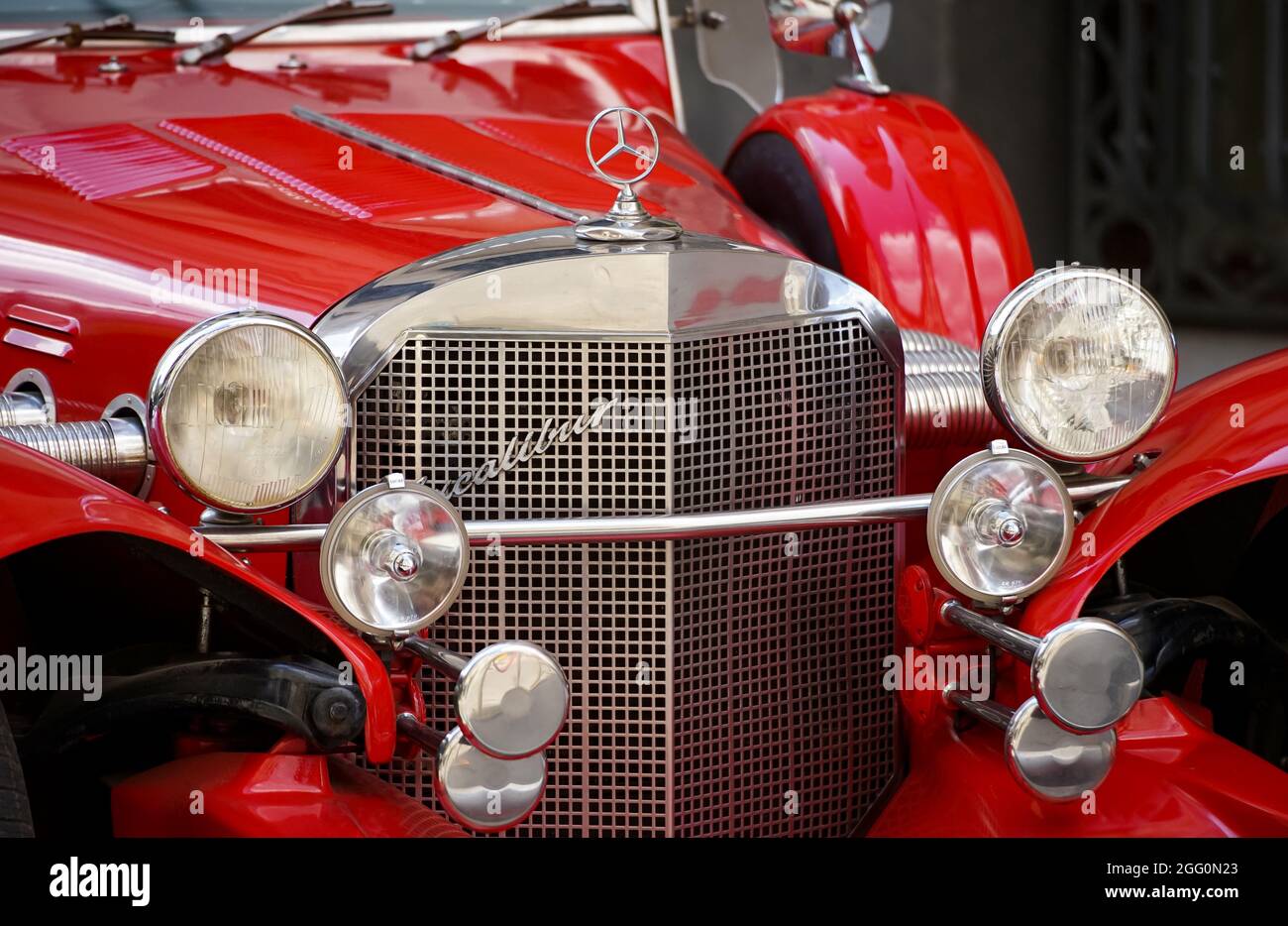 Bucarest, Roumanie - 19 août 2021 : une voiture rouge Excalibur des années 1970 SS est garée devant le Marmorosch Bucarest, Autograph Collection Hotels de Ma Banque D'Images