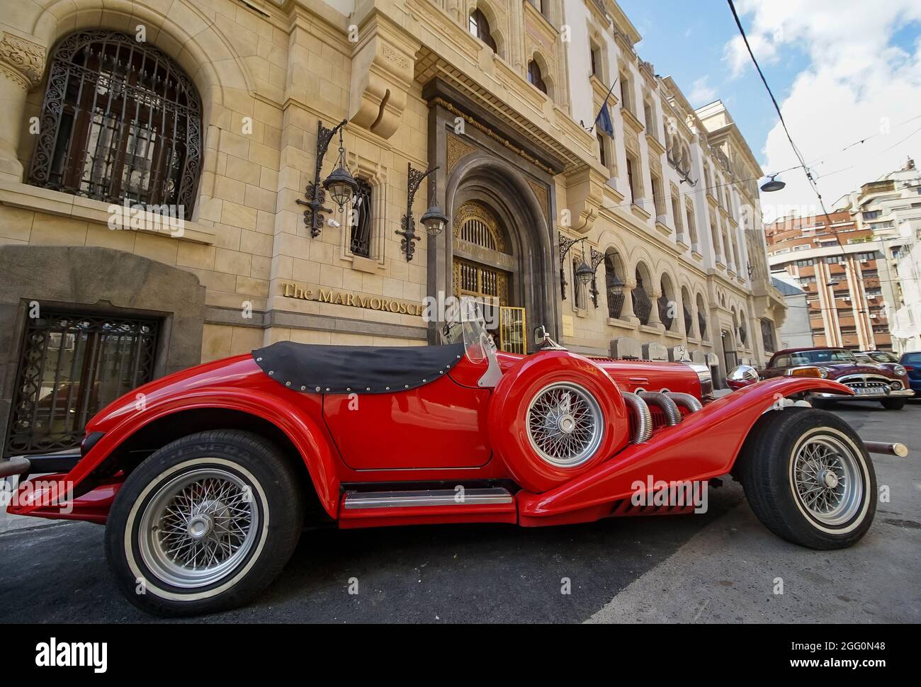 Bucarest, Roumanie - 19 août 2021 : une voiture rouge Excalibur des années 1970 SS est garée devant le Marmorosch Bucarest, Autograph Collection Hotels de Ma Banque D'Images