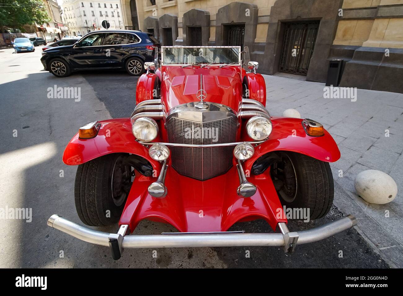 Bucarest, Roumanie - 19 août 2021 : une voiture rouge Excalibur des années 1970 SS est garée devant le Marmorosch Bucarest, Autograph Collection Hotels de Ma Banque D'Images