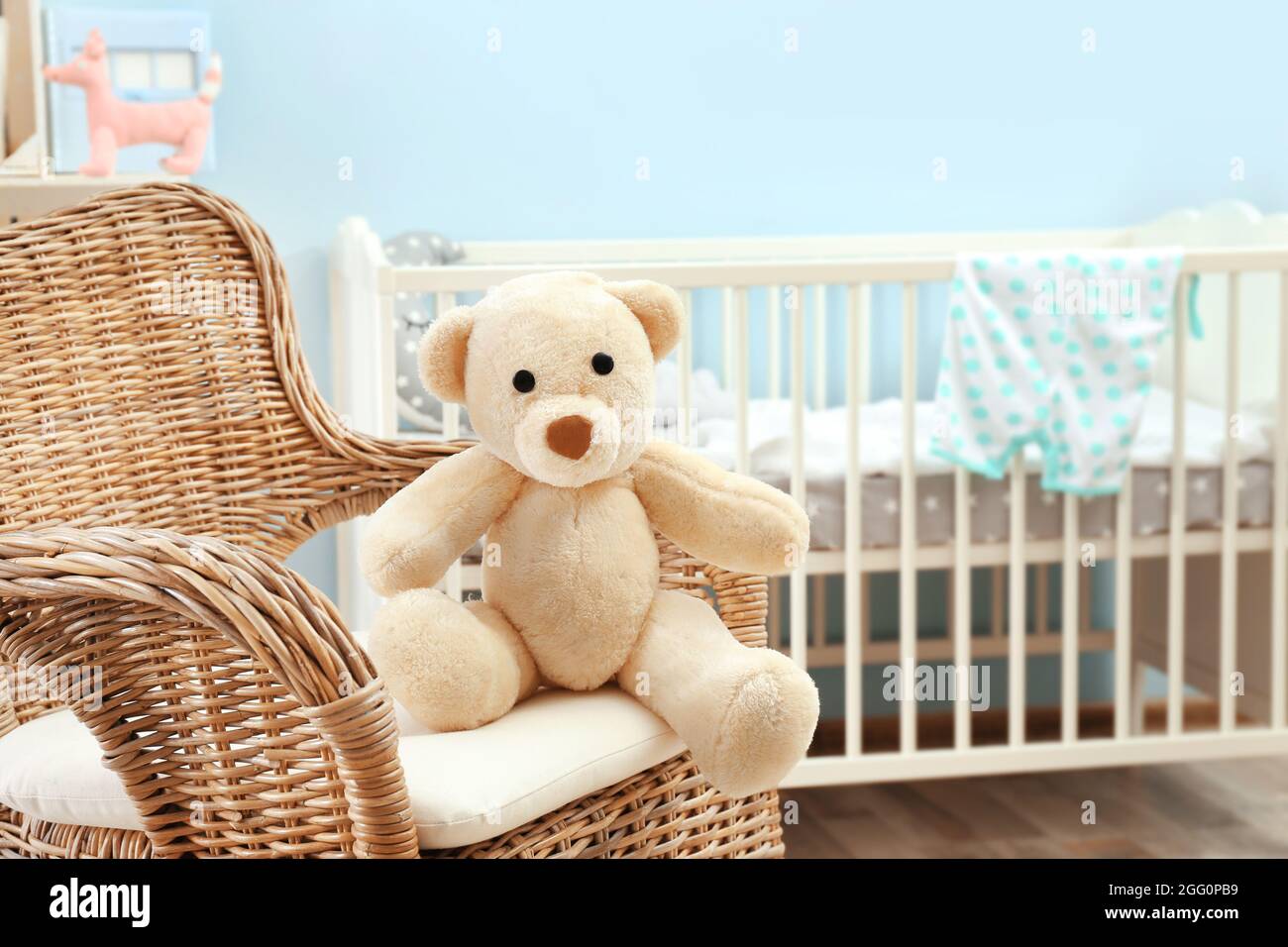 Joli Ours En Peluche Sur Fauteuil En Osier Dans La Chambre Pour Bebe Photo Stock Alamy Joli Ours En Peluche Sur Fauteuil En Osier Dans La Chambre Pour Bebe Photo Stock Alamy