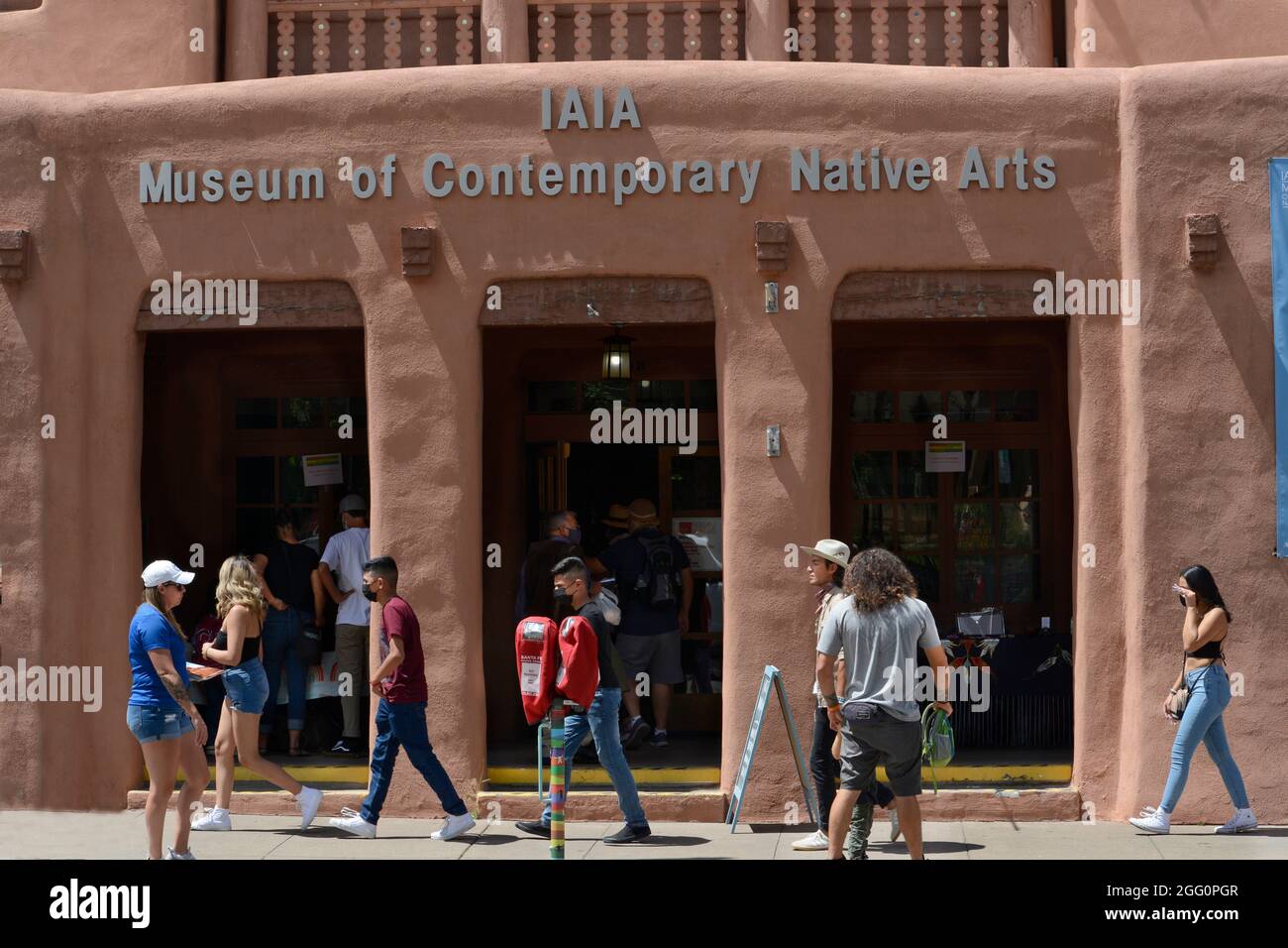 Les visiteurs de Santa Fe, au Nouveau-Mexique, se prometent devant le Musée des arts contemporains autochtones de la ville Banque D'Images