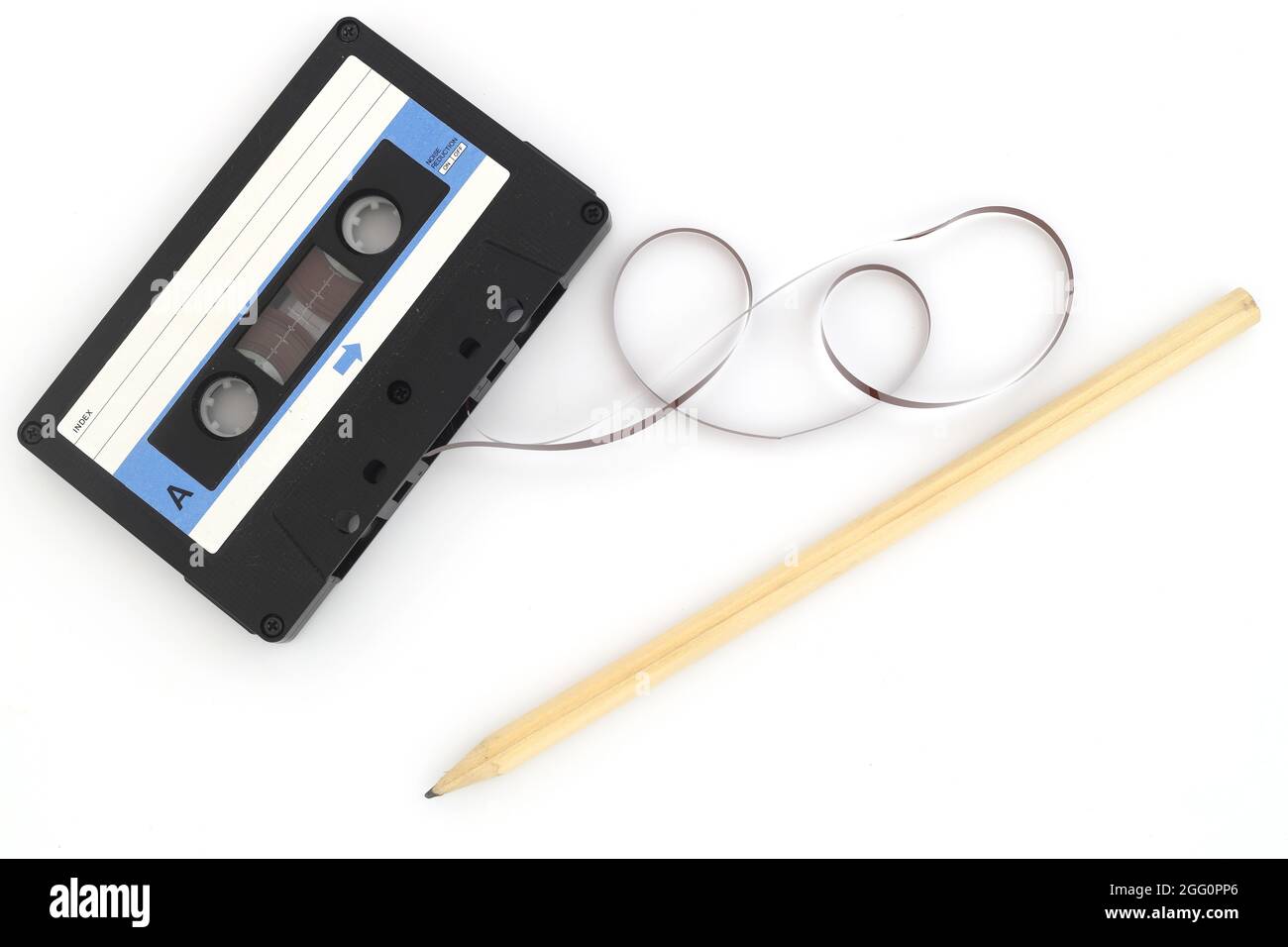 Un stylo pour rembobiner le ruban cassette compact rétro sur fond blanc  Photo Stock - Alamy