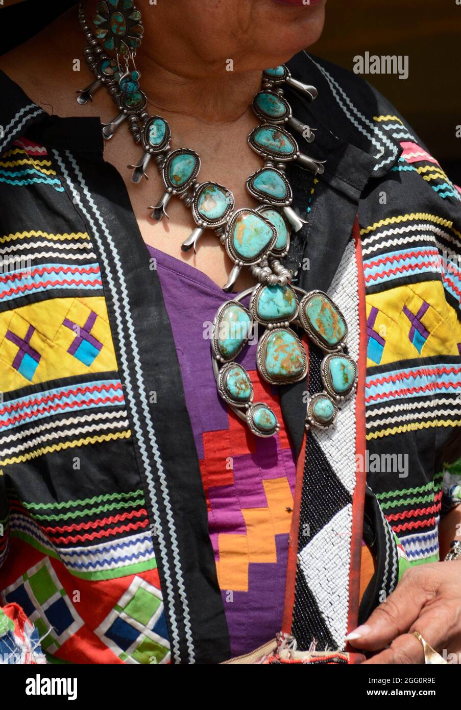 L'artiste afro-américain Carolyn Mae Lassiter porte des bijoux et des vêtements amérindiens lors d'une visite du marché indien de Santa Fe au Nouveau-Mexique. Banque D'Images