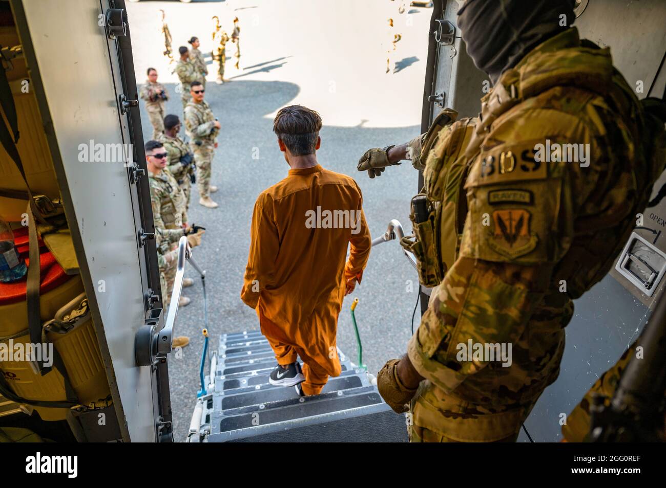 Les évacués arrivent à bord d'un avion C-17 Globemaster III à la base aérienne Ali Al Salem, au Koweït, le 23 août 2021. Les aviateurs de la U.S. Air Force aident à évacuer les Américains et le personnel civil allié de l'Afghanistan. (É.-U. Photo de la Force aérienne par le sergent d'état-major. Daryn Murphy) Banque D'Images