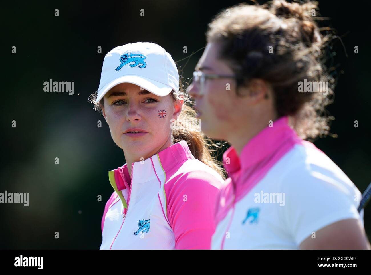 Caley McGinty, membre de l'équipe GB&I, parle à Emily Toy pendant la coupe Curtis 2021 deuxième jour - Foursomes de Fourball, l'après-midi, au Conwy Golf Club, Conwy, pays de Galles, le 27/ Banque D'Images