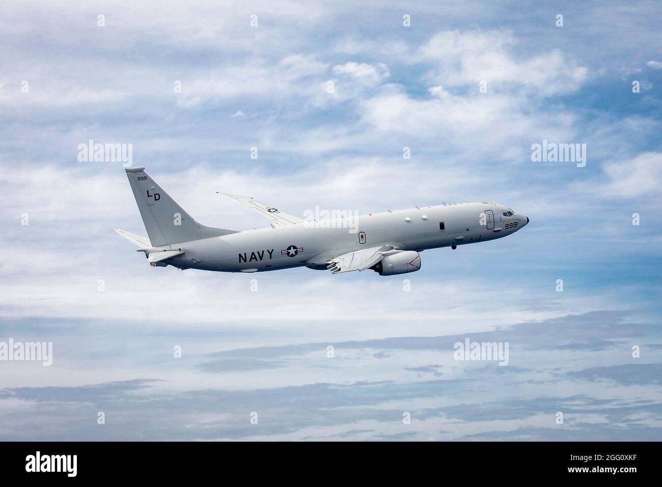 210826-N-PC065-3016 MER DES CARAÏBES - (AOÛT 26, 2021) — UN P-8A Poséidon, attaché aux « lanciers rouges » de l’escadron de patrouille (VP) 10, survole le navire de transport amphibie de classe San Antonio USS Arlington (LPD 24) après avoir effectué une mission de renseignement, de surveillance et de reconnaissance (ISR) à l’appui de la Force opérationnelle interarmées en Haïti, le 26 août 2021. Arlington est déployé au Commandement Sud des forces navales américaines/États-Unis 4e flotte pour soutenir les efforts d'aide humanitaire et de secours en cas de catastrophe (HADR) en Haïti à la suite d'un séisme de magnitude 7.2, le 14 août 2021. (É.-U. Navy photo par Mass communication Spec Banque D'Images