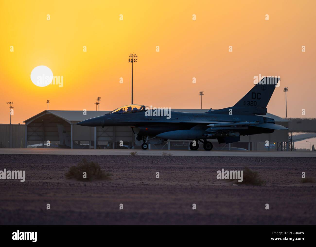 Un F-16 de la Force aérienne des États-Unis qui combat des taxis Falcon jusqu'à la piste de la base aérienne de Prince Sultan, Royaume d'Arabie saoudite, en préparation à une sortie de patrouille aérienne de combat dans la zone de responsabilité du Commandement central des États-Unis. La 378e Escadre expéditionnaire aérienne fournit un soutien aérien, des capacités logistiques, de la main-d'œuvre et des ressources au Centre de la Force aérienne des États-Unis pour appuyer les opérations d'évacuation non combattantes en cours. (É.-U. Photo de la Force aérienne par le premier Airman Samuel Earick) Banque D'Images