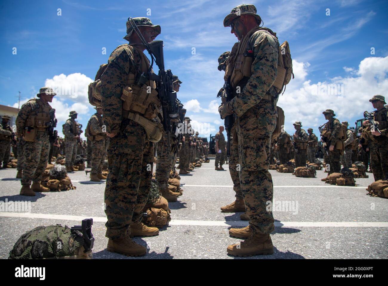 Les Marines des États-Unis, avec 2D Battalion, 3d Marines, 3D Marine Division et combat Logistics Battalion 4, 3d Marine Logistics Group, effectuent des contrôles avant le combat lors d'une inspection intégrée d'intervention rapide à la base aérienne de Kadena, à Okinawa, au Japon, le 25 août 2021. Les inspections régulières à court préavis garantissent que les Marines du MEF III restent prêtes à déployer et à maintenir rapidement la sécurité régionale dans l'Indo-Pacifique. 2/3 est actuellement déployé sous 4e Marines. (É.-U. Photo du corps marin par lance Cpl. Diana Jimenez) Banque D'Images