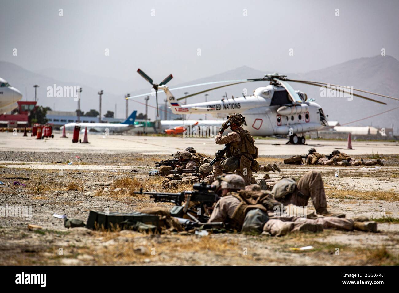 Les Marines affectés à la Force opérationnelle aérienne maritime à but spécial-intervention en cas de crise-Commandement central assurent la sécurité à l'aéroport international d'Hamid Karzaï, août 18. Les membres du service des États-Unis aident le ministère d'État à procéder à un retrait ordonné du personnel désigné en Afghanistan. (É.-U. Photo du corps marin par 1st . Mark Andries) Banque D'Images