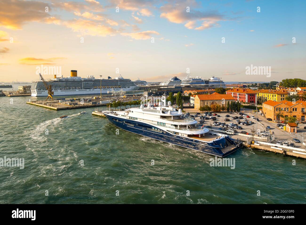 En fin d'après-midi, vue en début de soirée sur le port de croisière de Venise avec au moins cinq grands bateaux de croisière dans le port, Venise, Italie. Banque D'Images