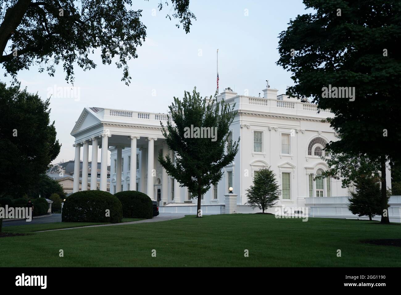 Le drapeau américain vole à la moitié du personnel de la Maison Blanche à Washington, DC, le jeudi 26 août 2021. Plusieurs explosions près de l'aéroport international Hamid Karzaï de Kaboul, en Afghanistan, ont blessé beaucoup et tué au moins 12 membres du service américain. Crédit: Stefani Reynolds / Pool via CNP / MediaPunch Banque D'Images