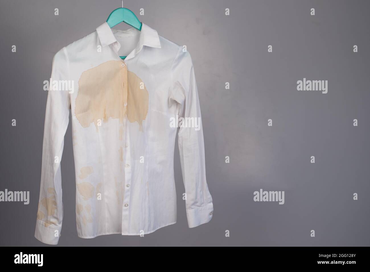 Chemise blanche de bureau pour femmes avec une tache de café sur fond blanc  Photo Stock - Alamy