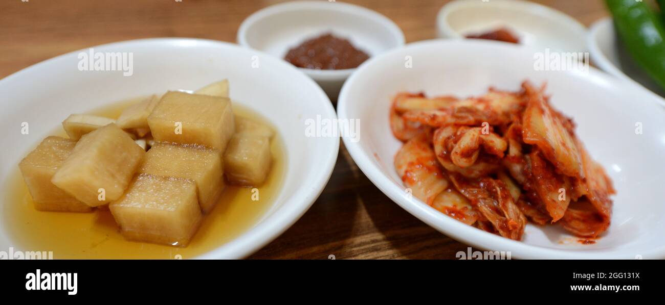 Kimchi coréen et radis marinés. Banque D'Images
