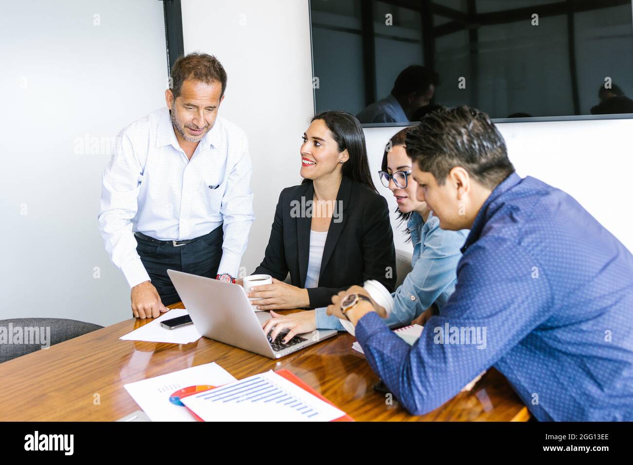 Les gens d'affaires latins avec ordinateur collaborant sur le projet dans le bureau en Amérique latine Banque D'Images Les gens d'affaires latins avec ordinateur collaborant sur le projet dans le bureau en Amérique latine Banque D'Images