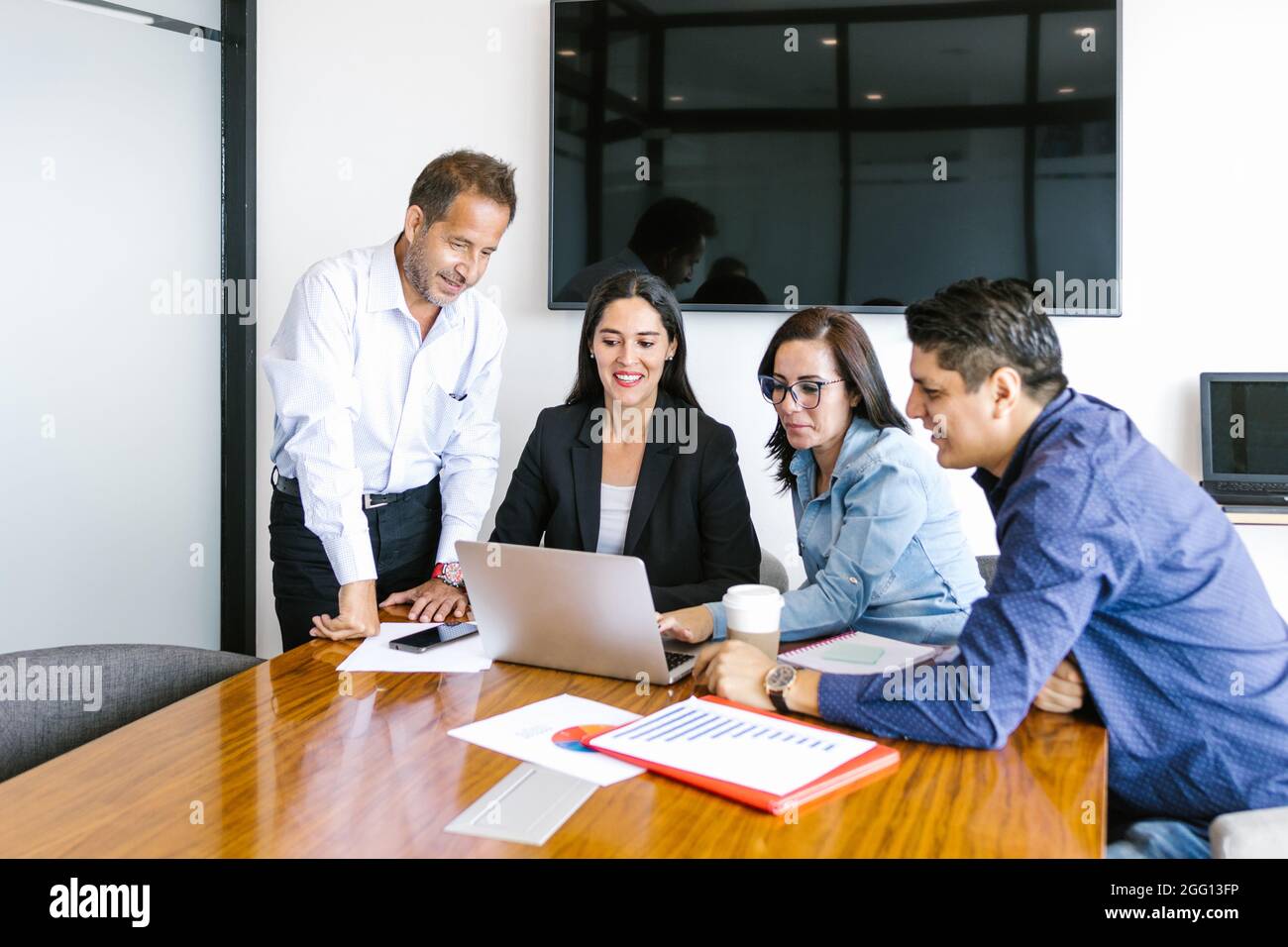 Les gens d'affaires latins avec ordinateur collaborant sur le projet dans le bureau en Amérique latine Banque D'Images Les gens d'affaires latins avec ordinateur collaborant sur le projet dans le bureau en Amérique latine Banque D'Images
