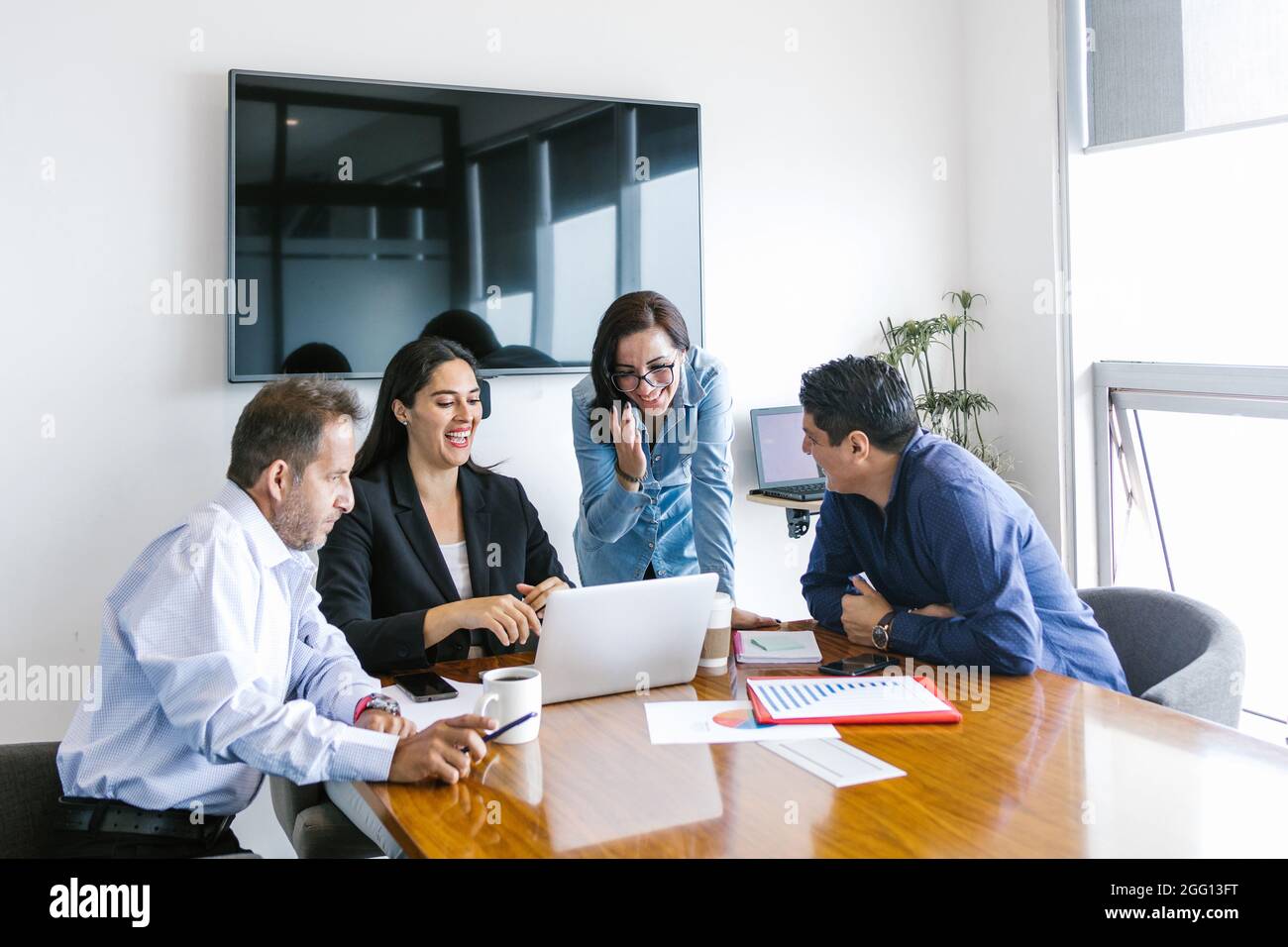 Groupe de personnes hispaniques travaillant en équipe au bureau à l'aide d'appareils numériques en Amérique latine Banque D'Images