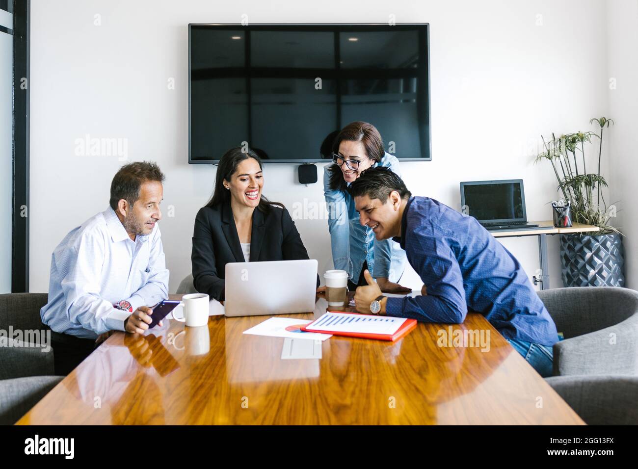 Groupe de personnes hispaniques travaillant en équipe au bureau à l'aide d'appareils numériques en Amérique latine Banque D'Images Groupe de personnes hispaniques travaillant en équipe au bureau à l'aide d'appareils numériques en Amérique latine Banque D'Images