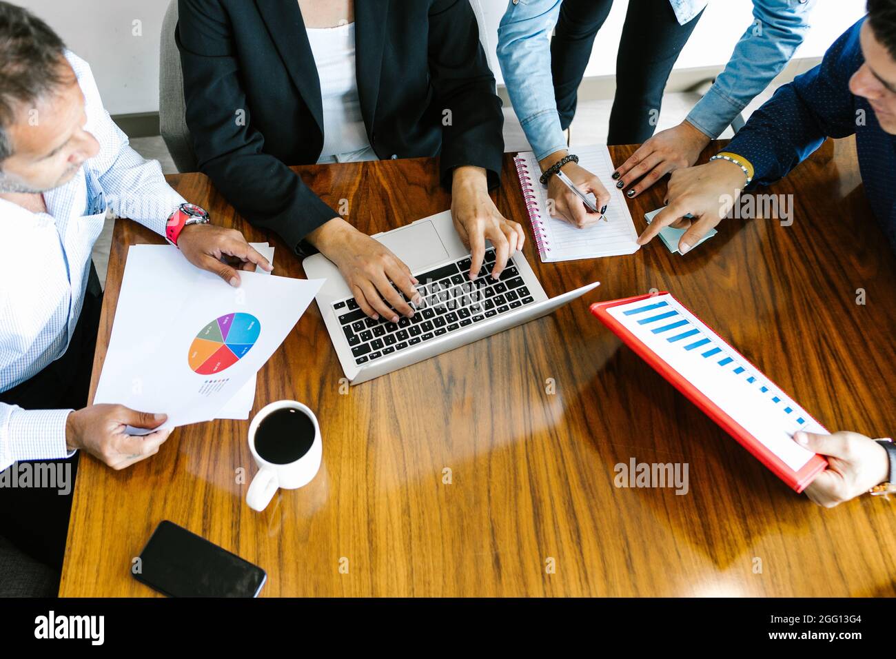 Groupe de gens d'affaires mexicains travaillant avec des graphiques sur ordinateur à la table de bureau à Mexico Banque D'Images Groupe de gens d'affaires mexicains travaillant avec des graphiques sur ordinateur à la table de bureau à Mexico Banque D'Images