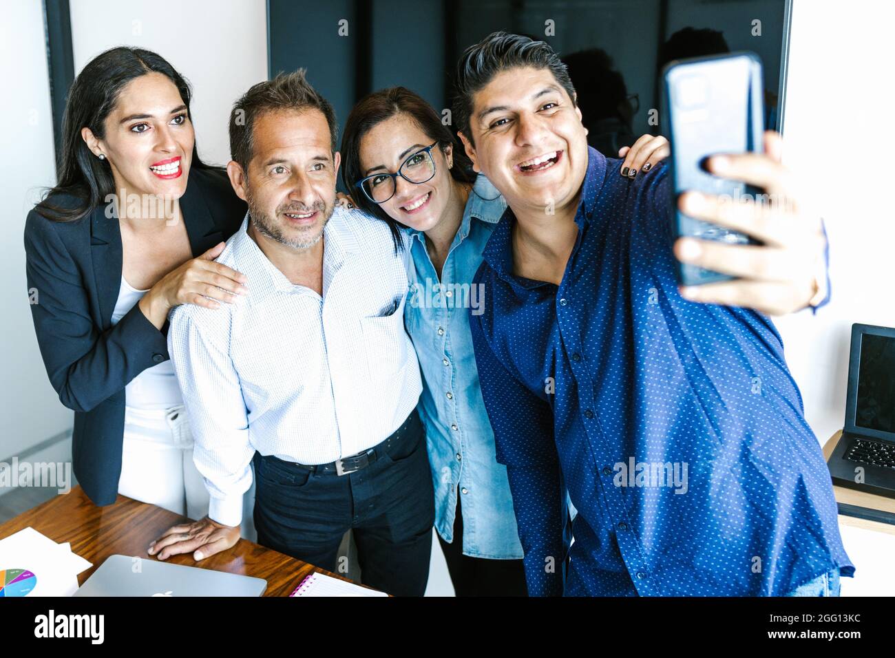 Des collègues de bureau hispaniques souriants prennent leur selfie lors d'une réunion dans une salle de conférence en Amérique latine Banque D'Images