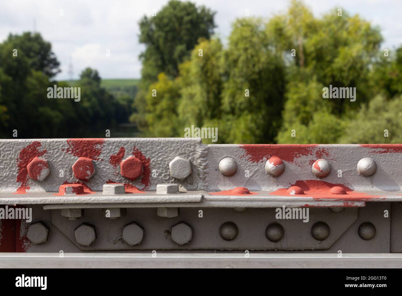 La main courante du pont est reliée par un boulon, un écrou et un rivet peints avec de la peinture primaire Banque D'Images