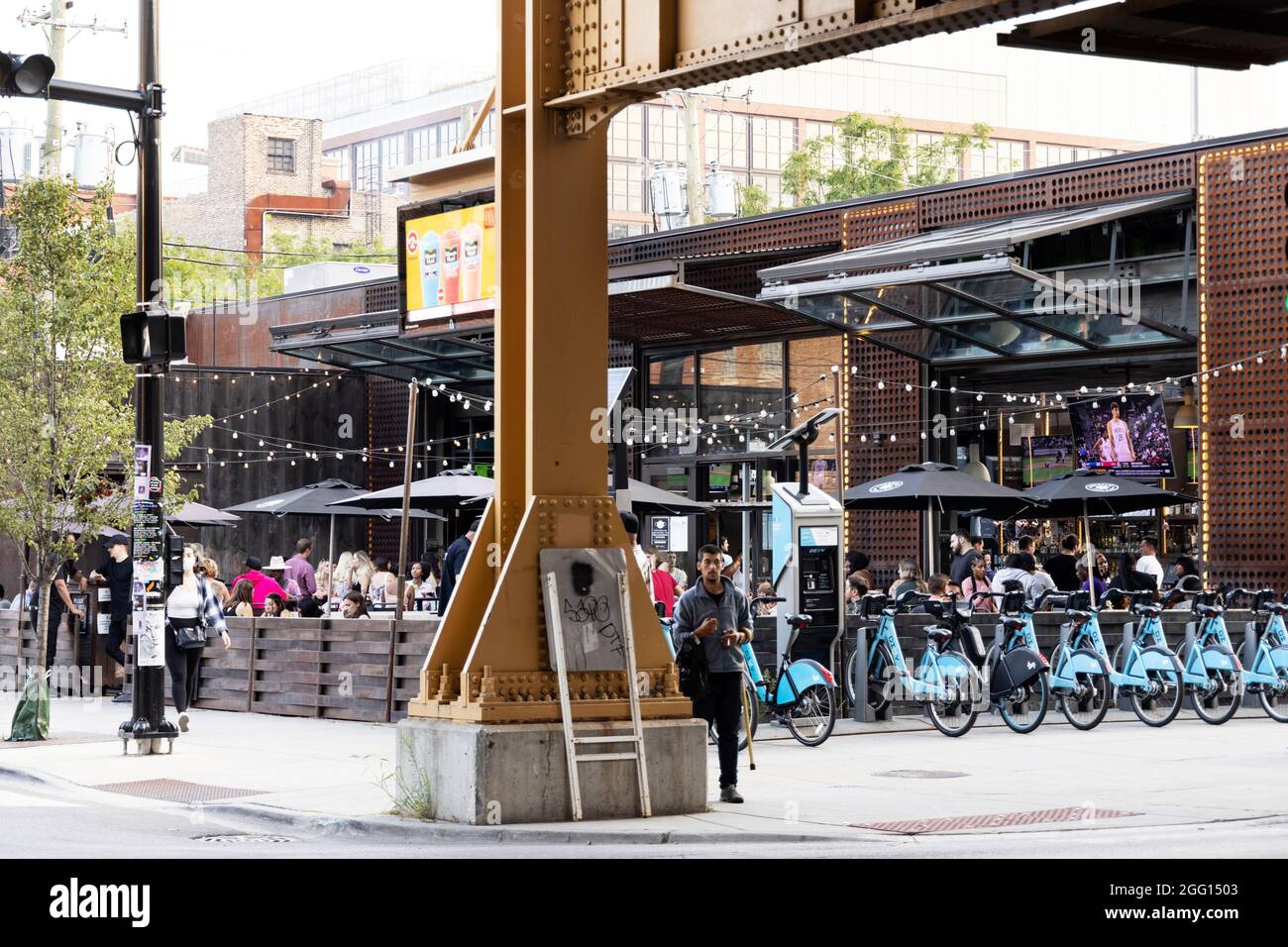 Dîner en plein air au restaurant Federales et location de vélos à l'angle de North Morgan et West Lake Streets dans le West Loop de Chicago, Illinois, États-Unis. Banque D'Images