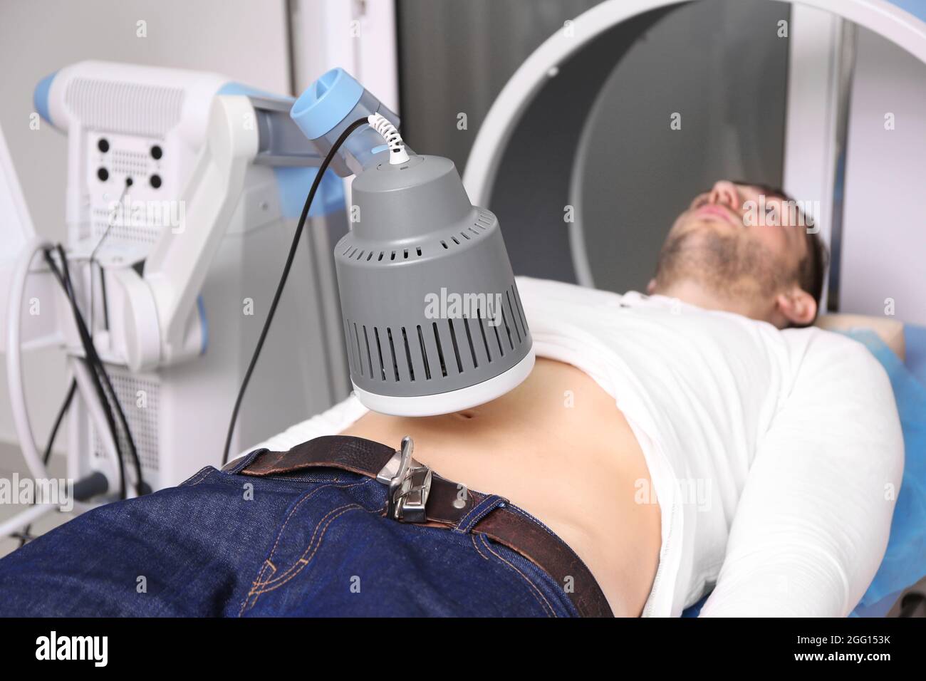 Les dispositifs de diathermie à ondes inductives pour jeune homme dans une  clinique moderne Photo Stock - Alamy
