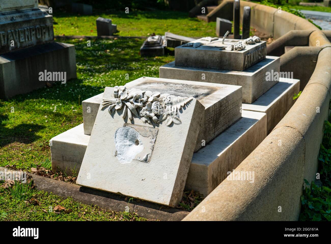 Vandalisme dans le cimetière d'Hollywood à Richmond, Virginie à partir de mars 2021. Banque D'Images