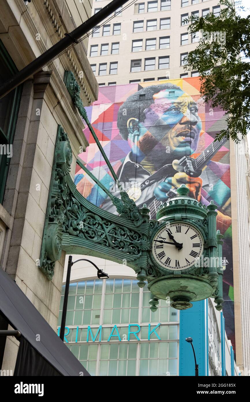 L'horloge Marshall Field devant la fresque Muddy Waters et Primark sur State Street dans le quartier Loop de Chicago, Illinois, USA. Banque D'Images