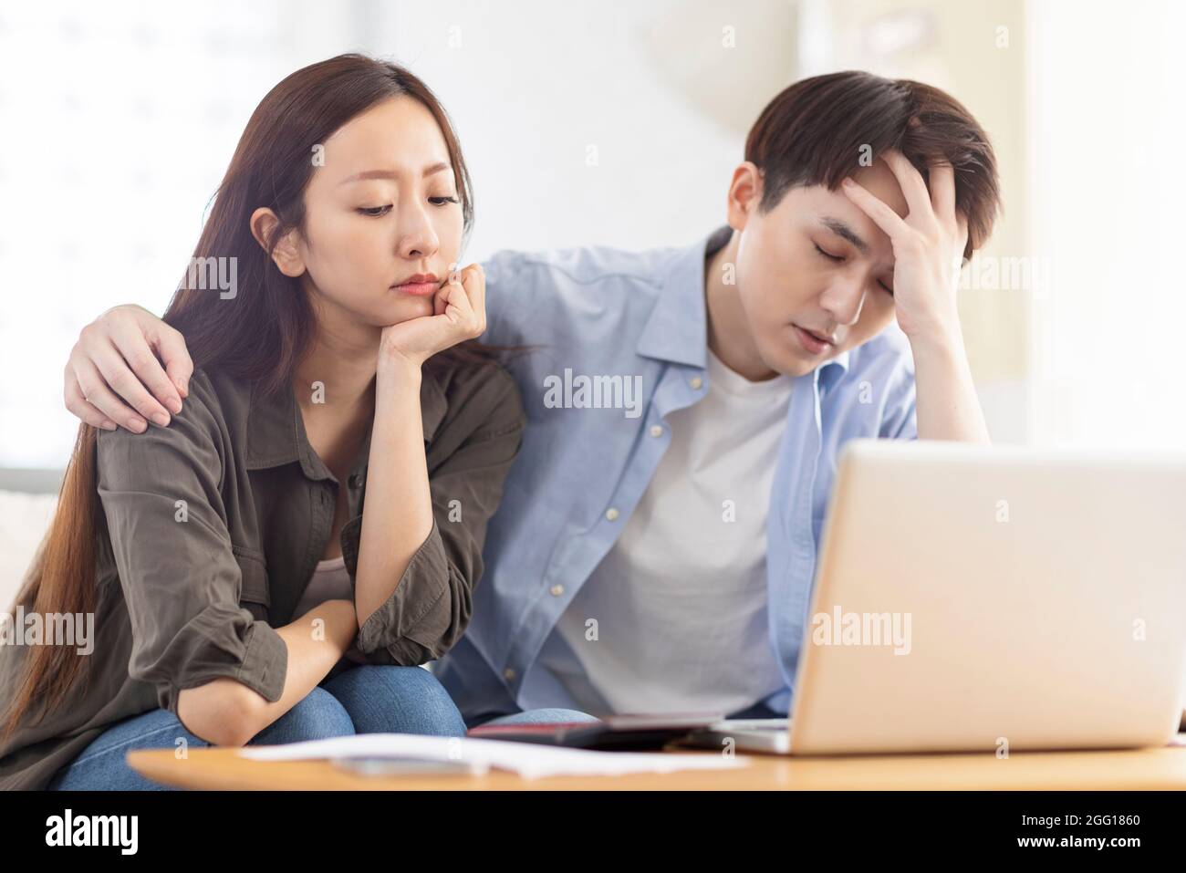 Un couple contrarié frustré et frustré par le paiement des dépenses de factures. Banque D'Images