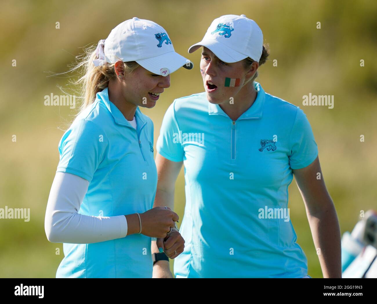 Annabell Fuller, membre de l'équipe GB&I, fête avec Hannah Darling, membre de l'équipe GB&I, lors de la coupe Curtis 2021, premier jour - Fourballs de l'après-midi au Conwy Golf Club, Conw Banque D'Images