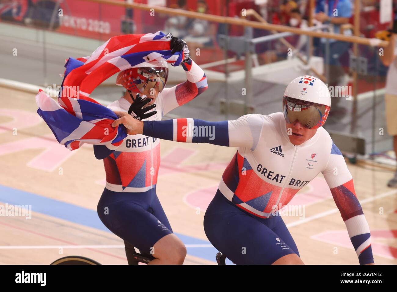 Izu, Japon. 28 août 2021. Paralympique: Piste de vélo, essai de 1000m temps, hommes, B - malvoyants, à l'Izu Velodrome. Neil Fachie, de Grande-Bretagne, et son pilote Matthew Rotherham (avant) sont heureux de leur victoire. Credit: Karl-Josef Hildenbrand/dpa/Alay Live News Banque D'Images