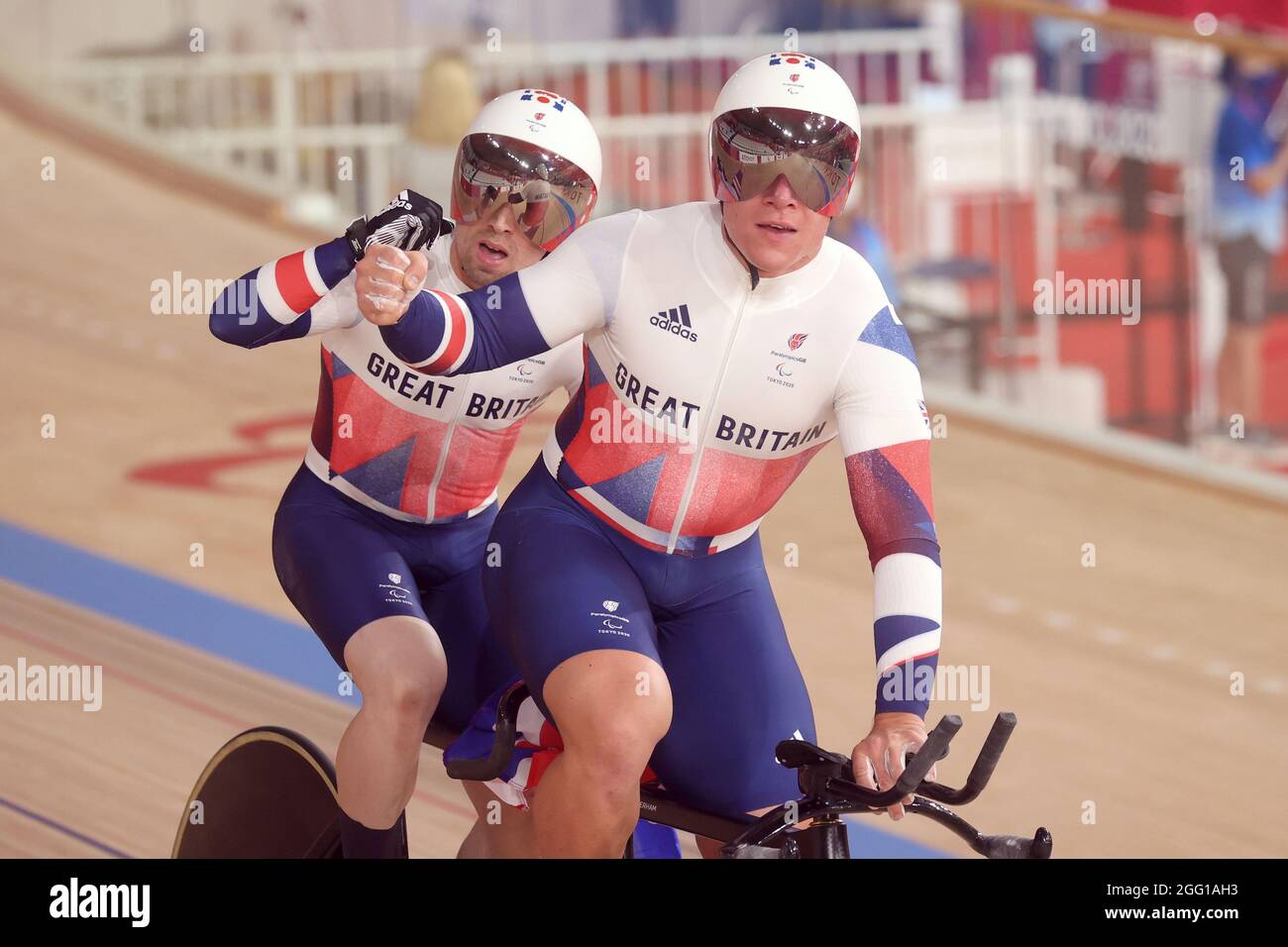 Izu, Japon. 28 août 2021. Paralympique: Piste de vélo, essai de 1000m temps, hommes, B - malvoyants, à l'Izu Velodrome. Neil Fachie, de Grande-Bretagne, et son pilote Matthew Rotherham (avant) sont heureux de leur victoire. Credit: Karl-Josef Hildenbrand/dpa/Alay Live News Banque D'Images