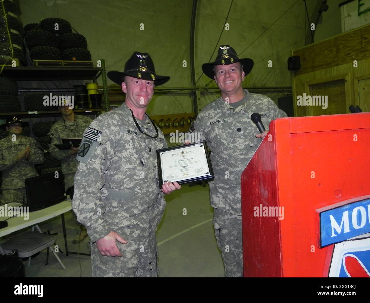 Le capitaine de l'armée américaine William Hanna, de West des Moines, en Iowa, reçoit un certificat de pilote en chef du lieutenant-colonel Christopher Downey, de l'armée américaine, de Philadelphie, commandant du jeu de tir de la Force opérationnelle. Hanna est la Compagnie A, le 2e Bataillon, le 10e Régiment d'aviation, le 10e Commandant de la brigade d'aviation de combat et un pilote UH-60 Black Hawk. (Photo de la SPC de l'armée américaine. Kam Gerohimos, jeu de tir Force de travail) Banque D'Images