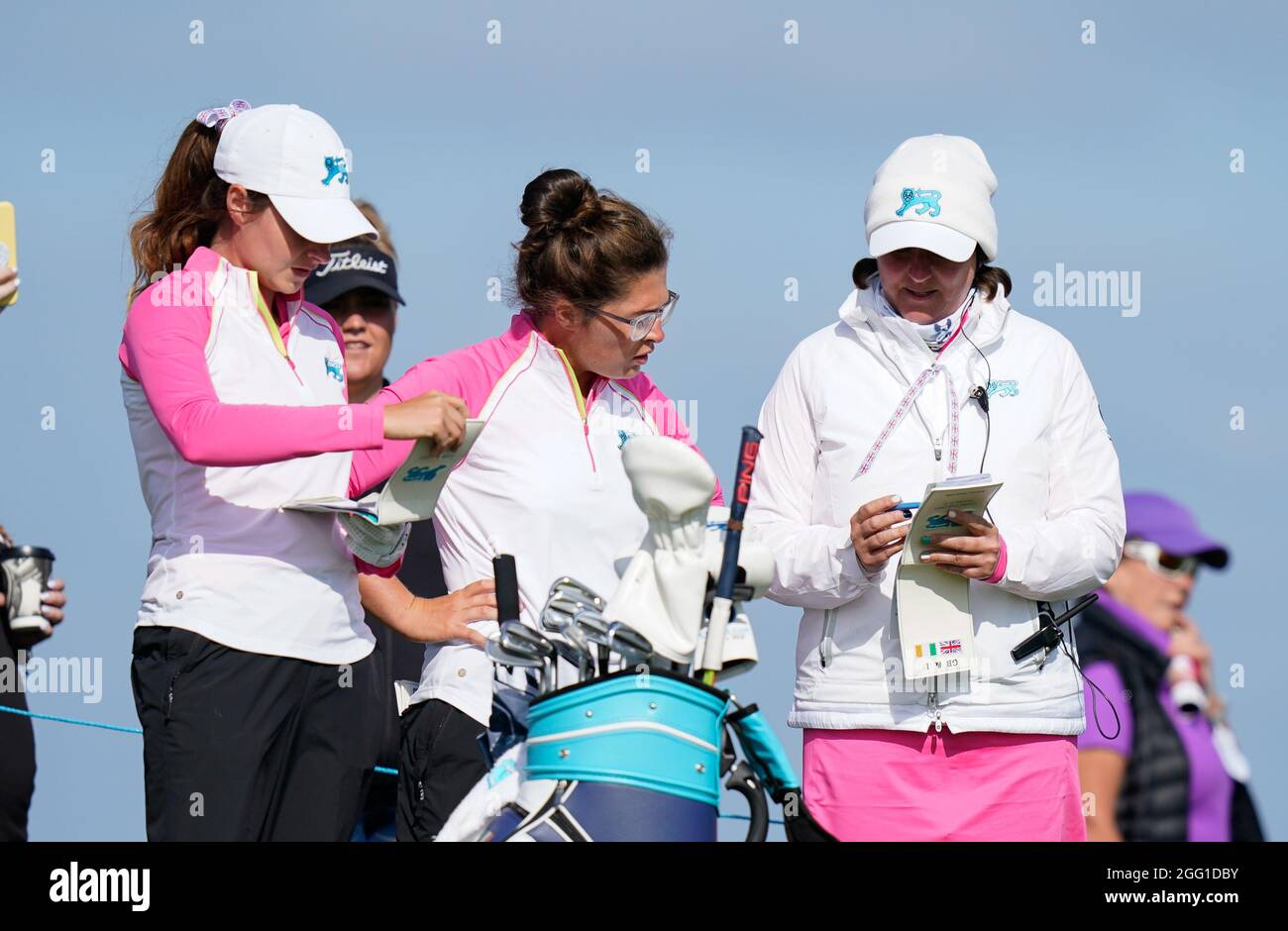 Le capitaine d'équipe Elaine Ratcliffe examine les distances avec Emily Toy de Team GB&I et Caley McGinty lors de la coupe Curtis 2021 jour 2 - Foursomes du matin Banque D'Images