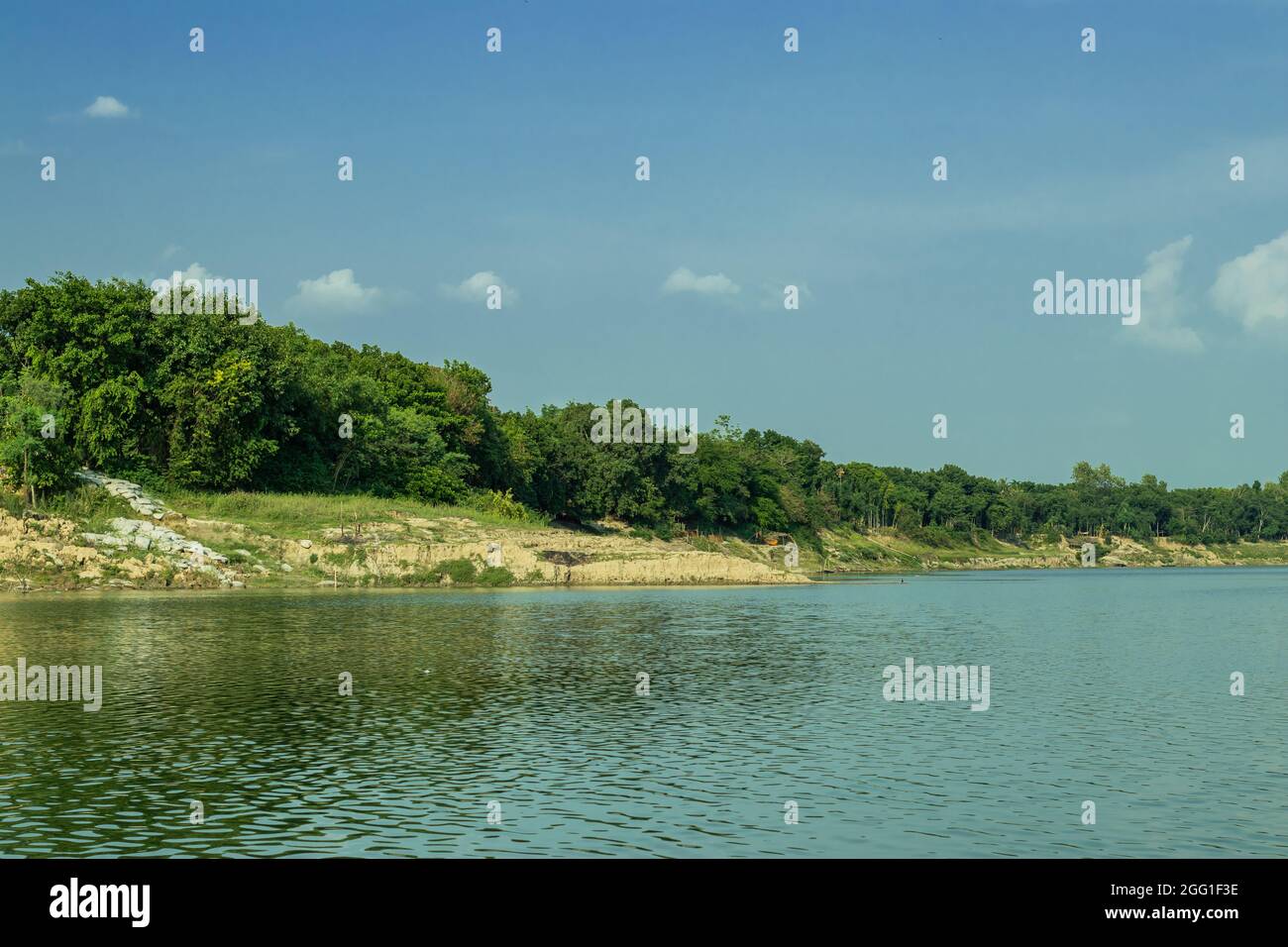 Vue sur le ciel bleu et vert naturel de la petite rivière du Bangladesh Banque D'Images