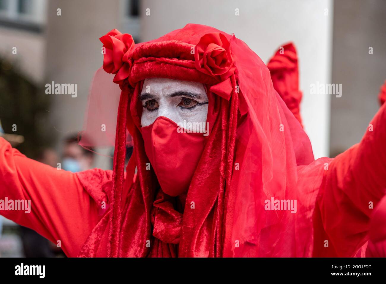 Londres, Royaume-Uni. 27 août 2021. Un membre de la Brigade des rebelles rouges vu pendant l'extinction les impossibles manifestants de la rébellion lors de la marche de l'argent du sang en décoloniser l'économie en affirmant que la ville de Londres a été construite sur de l'argent du sang. Crédit : SOPA Images Limited/Alamy Live News Banque D'Images