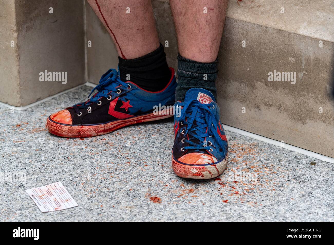 Londres, Royaume-Uni. 27 août 2021. Un manifestant est vu avec ses  chaussures envées dans le sang factice pendant la marche impossible de  l'argent du sang de rébellion de l'extinction en décoloniser l'économie