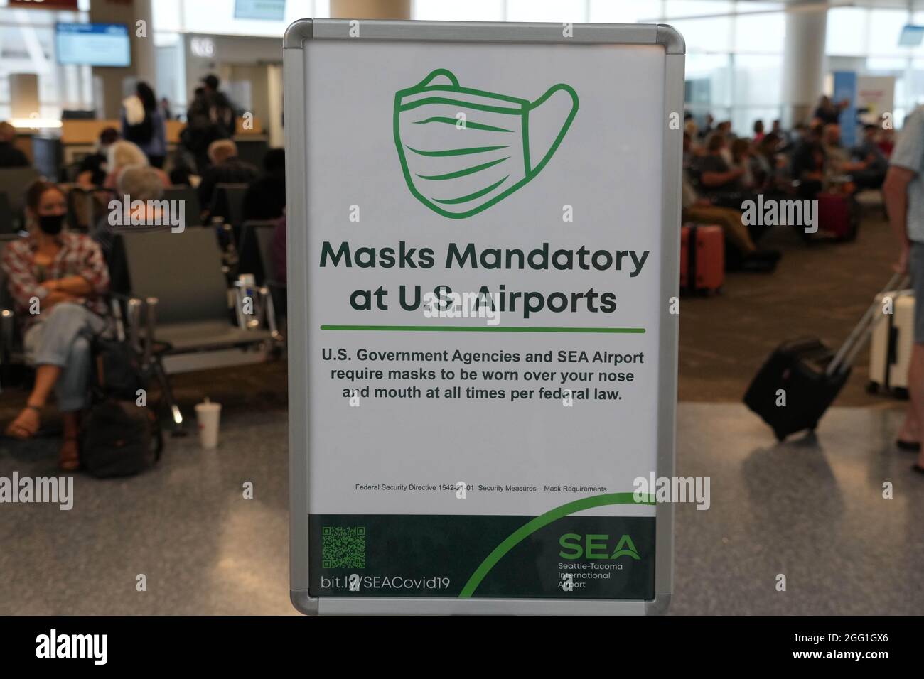 Un panneau de masque obligatoire au terminal nord de l'aéroport international de Seattle-Tacoma, le vendredi 20 août 2021, à Seattle. Banque D'Images Un panneau de masque obligatoire au terminal nord de l'aéroport international de Seattle-Tacoma, le vendredi 20 août 2021, à Seattle. Banque D'Images