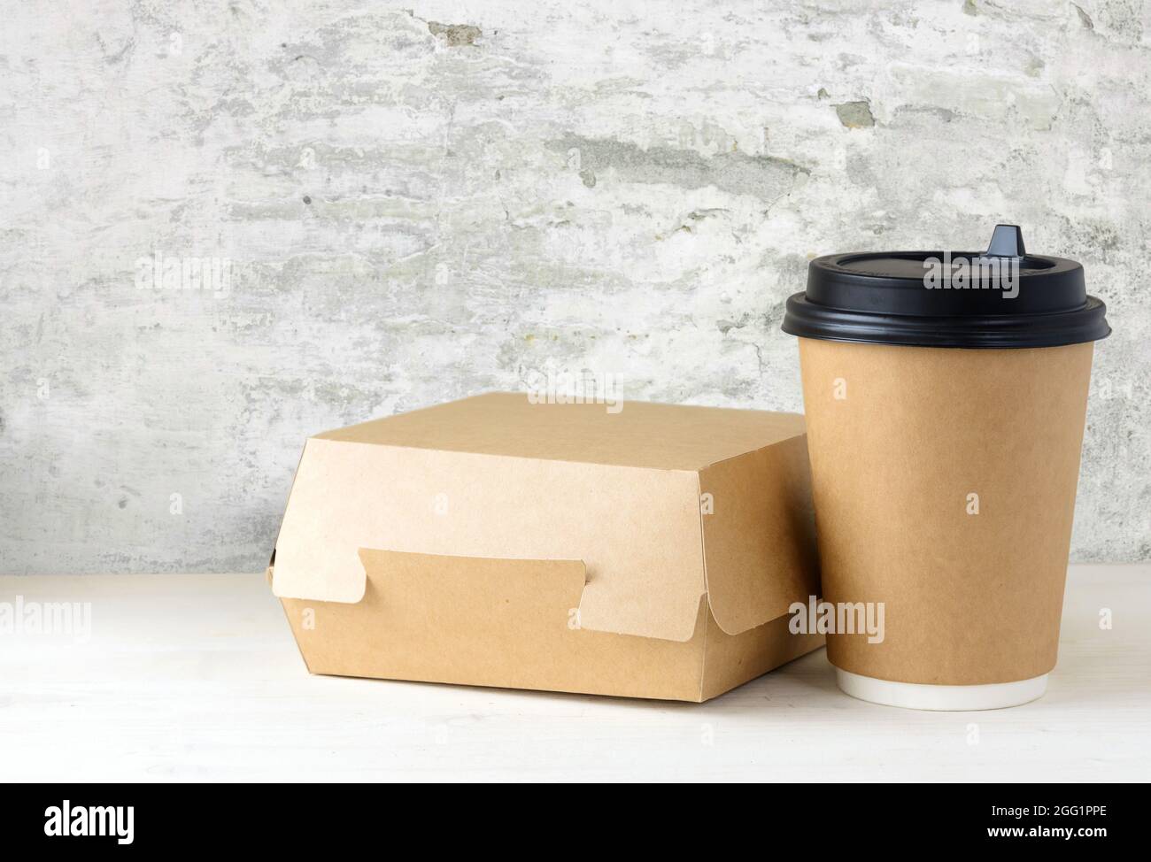 préparer une tasse de café en papier et une boîte à nourriture sur la table Banque D'Images