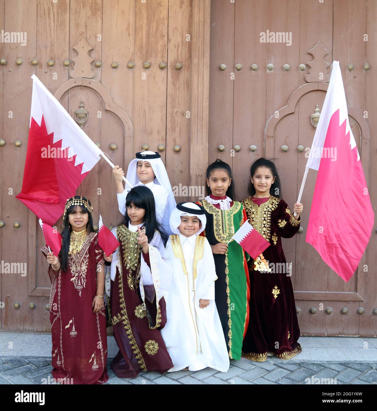 Enfants qatari avec une robe traditionnelle QATAR Photo Stock Alamy